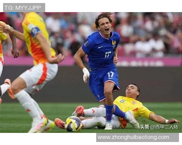 足球明星挑战极限踢木板赛场展现惊人技巧与力量的精彩瞬间